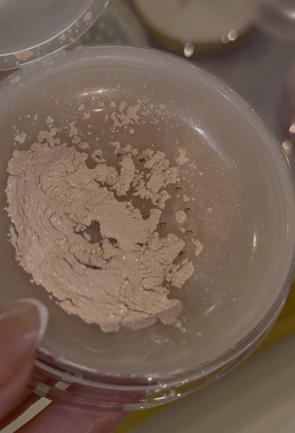 Translucent loose powder with pigment HC12